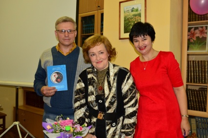 Поэтический сборник Татьяны Рудной и Ирины Нонфоджи представлен в Центральной городской библиотеке им. М.В. Ломоносова в кругу друзей и близких.