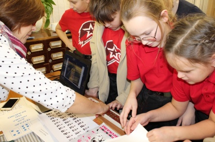 Сотрудники Архангельской областной специальной библиотеки для слепых провели для школьников Приморского района необычный урок.