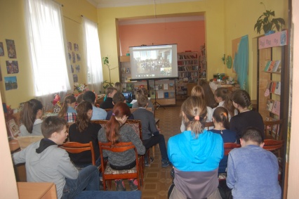 18 апреля в читальном зале Онежской центральной библиотеки впервые состоялся краеведческий телемост. Встретились школьники  двух городов - Онеги и Архангельска.