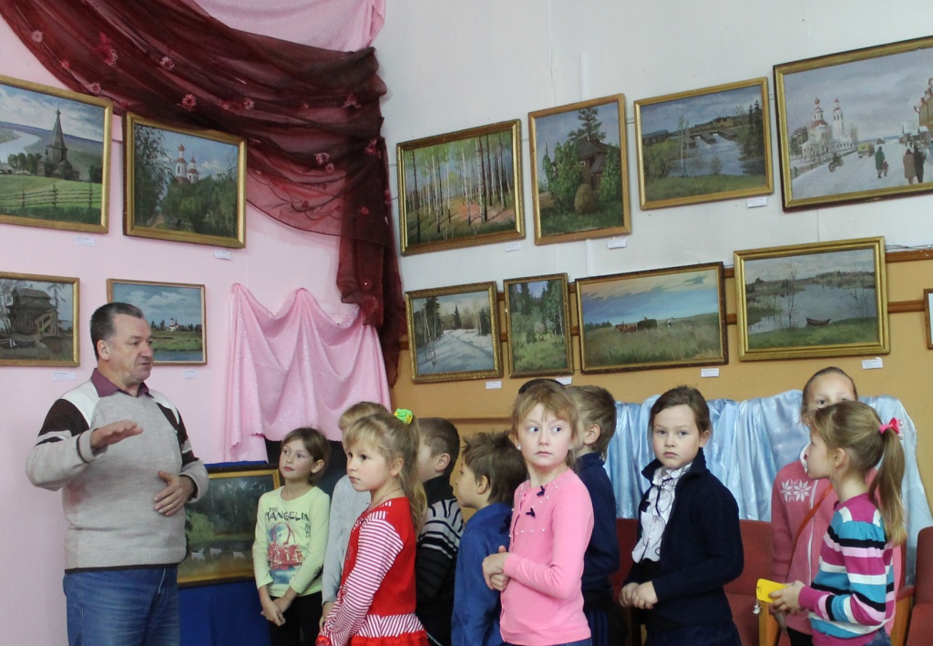Выставка работ из художественного фонда библиотеки в пос. Урдома, экскурсию проводит О. Угрюмов. Сентябрь 2015 года.