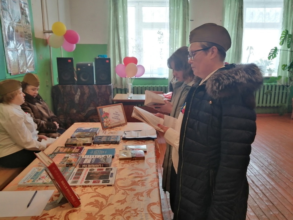  У книжной выставки "Про мужчин и для мужчин" Тимошинской сельской библиотеки.jpg