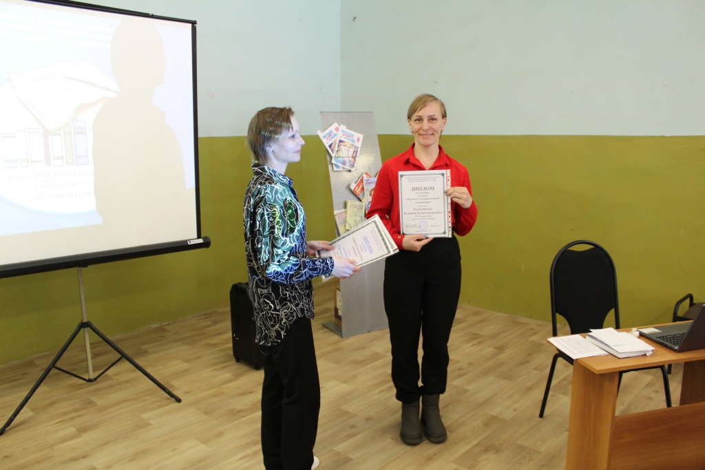 Инина Николаевна Шульгина вручает диплом Ксении Александровне Коровкиной