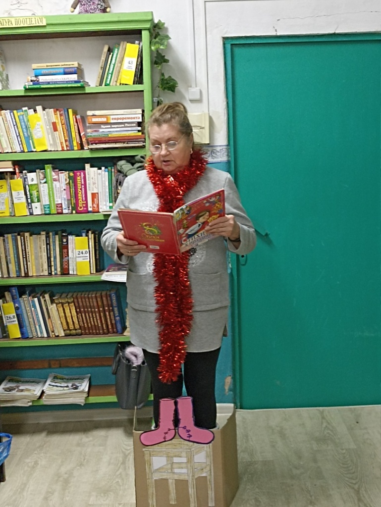 Участницы "Новогоднего переполоха" читали новогодние стихи, стоя на "табуретке"jpg