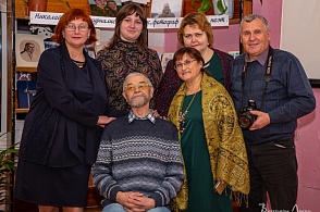 Николай Окулов с библиотекарями и Петром Чечелем