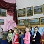 Выставка работ из художественного фонда библиотеки в пос. Урдома, экскурсию проводит О. Угрюмов. Сентябрь 2015 года.